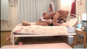 Đi chơi cùng với anh gấu teddy được anh đem về chịch